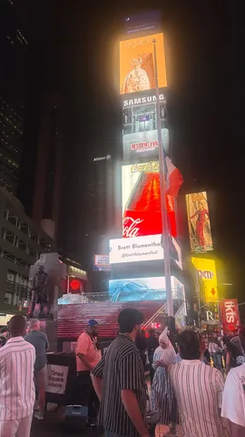 ネオンきらめく夜の摩天楼