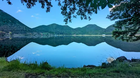 静寂に映る緑の山並み