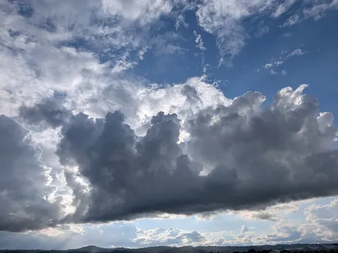 暗雲と光のコントラスト