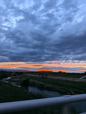夕焼けに染まる雲と川