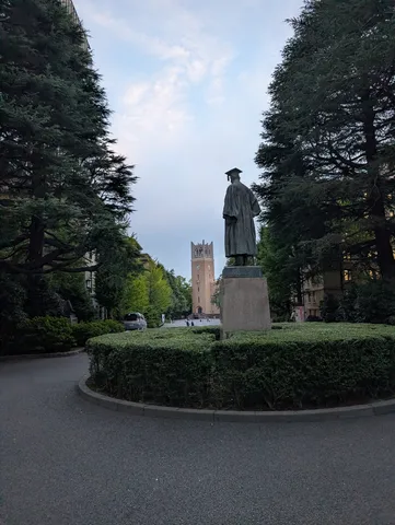 静かな旅路の像と塔