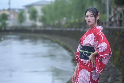 夏の川辺に映る紅の雅