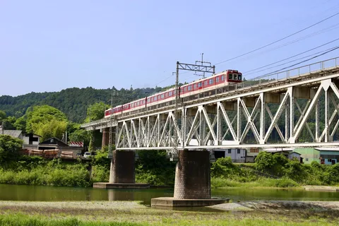 川を渡る赤い列車