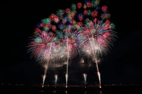 夜を焦がす鮮やかな閃光