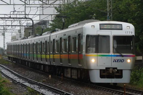 虹色ラインが映える通勤電車