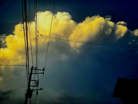 夕焼けと電線、ドラマチックな空