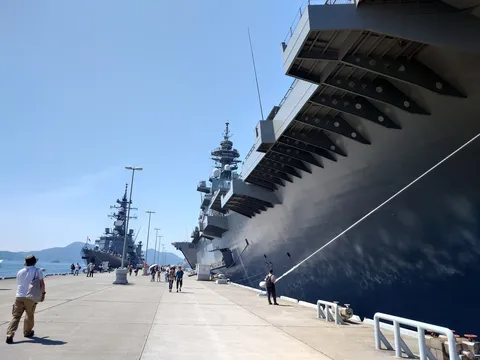 港に佇む鋼鉄の巨艦