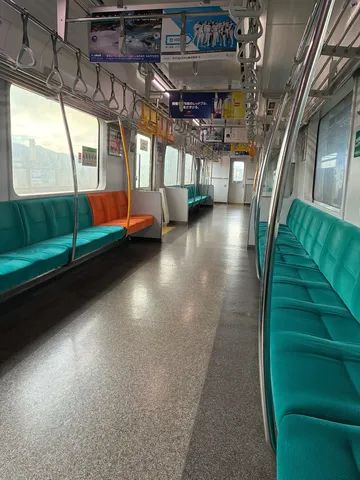 静寂の車内、移ろう光