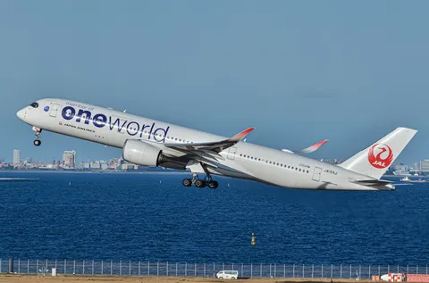 青い海と空へ、翼ひらく