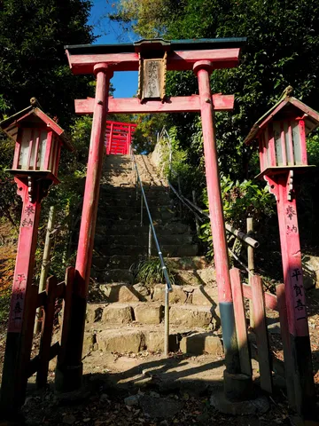 朱色の鳥居が誘う石段