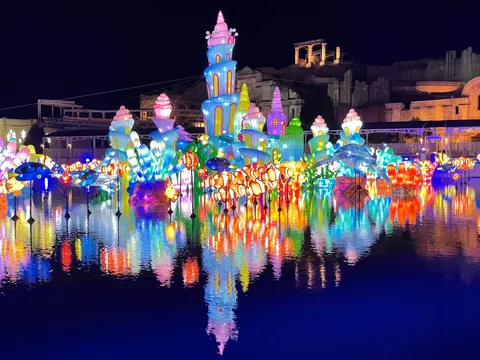 水面に揺れる光の街