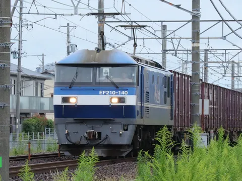 午後の貨物列車の佇まい
