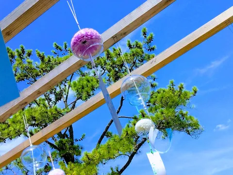 風鈴と青空、緑のコントラスト