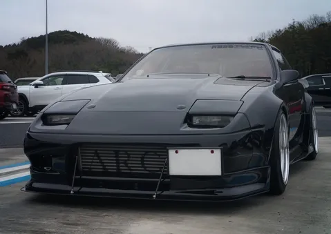 静かに佇む漆黒のチューンドカー