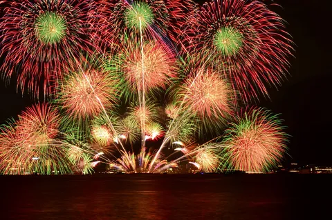 夜空を埋める光の連打