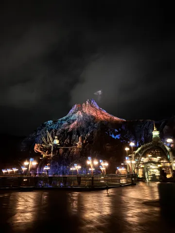 夜の火山ステージの灯