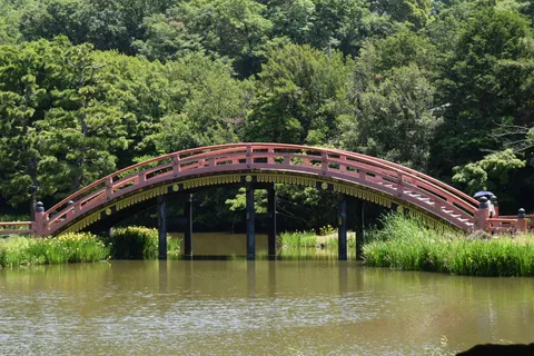 静かな水辺の赤い橋