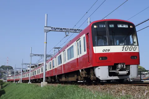 都会を駆ける真っ赤な電車