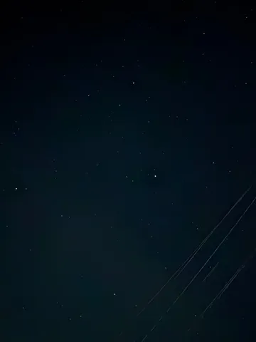 星降る夜の送電線