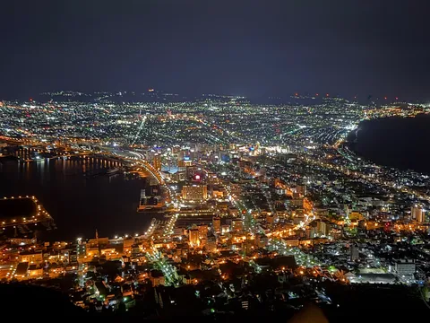 海と街を結ぶ夜の光景