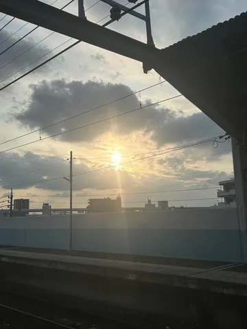 夕暮れの線路と空、旅立ちの予感