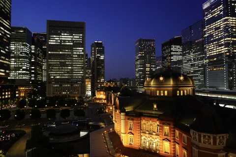 煌めくビル群とレトロ建築の夜