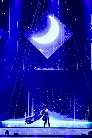 幻想的なステージ、月夜の歌姫