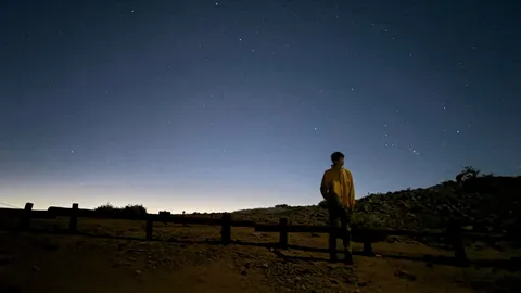 星空の下、一人佇む。