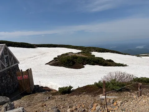 残雪と山小屋、遠い空