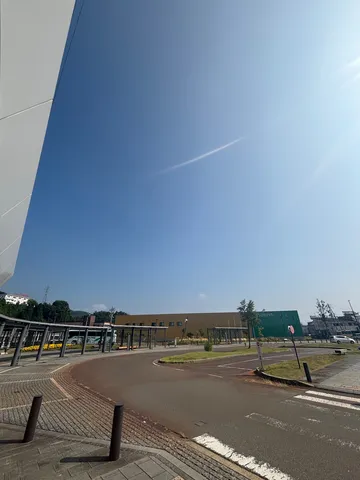 青空と建物のコントラスト、開放感あふれる風景
