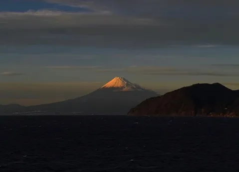 暁光に染まる富士