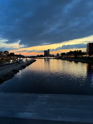 夕景と水辺の灯り