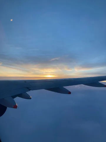 飛行機雲と夕焼け、空の境界線