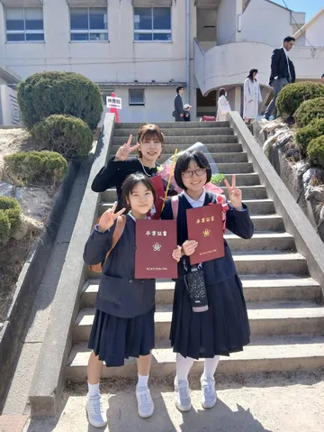 新たな門出、証書を胸に