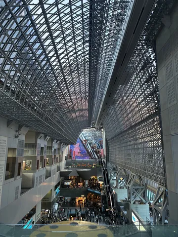 未来都市のような駅構内