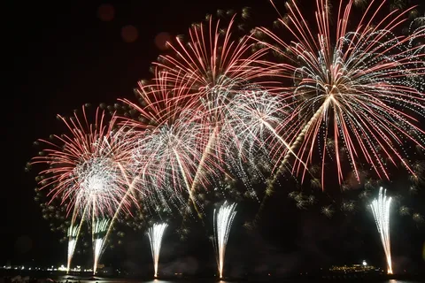 まさかの無限花火、夜空が大騒ぎ