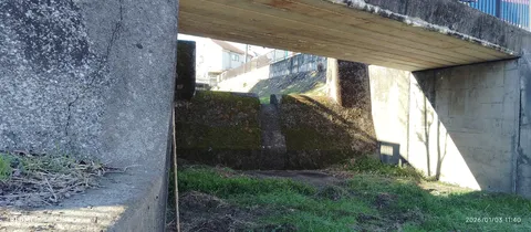 陰影の路地に光が落ちる