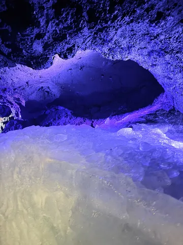 氷の洞窟、神秘の青い光