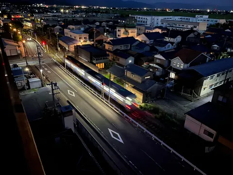 夜の街、流れる光の帯