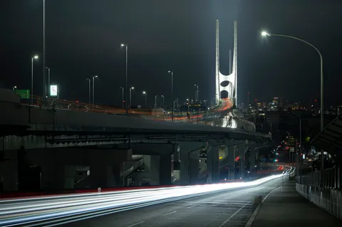 夜景を彩る光の軌跡
