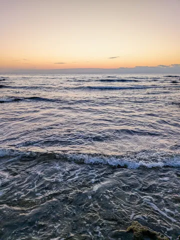 淡い光の波打ち際