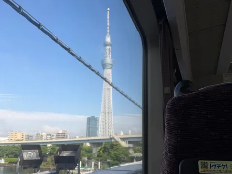 東京スカイツリーと電車の窓