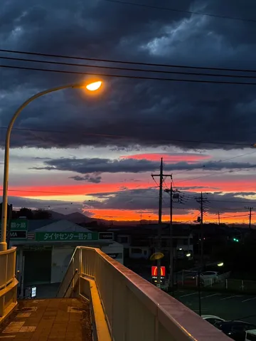 茜色の空、街灯の輝き