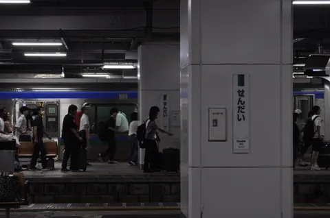 夜の駅に浮かぶ日常