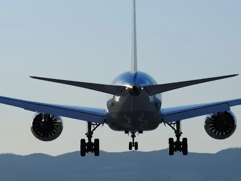 迫り来る飛行機、着陸の瞬間