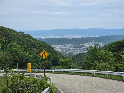 山頂からの街並みとカーブ