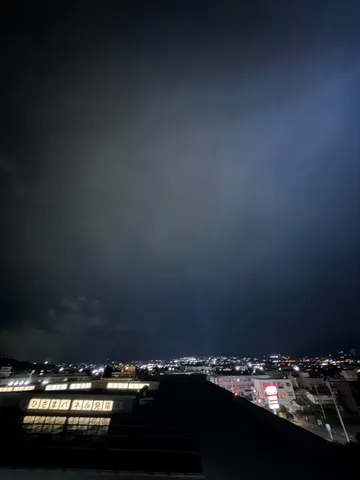 闇夜に光る街の灯り