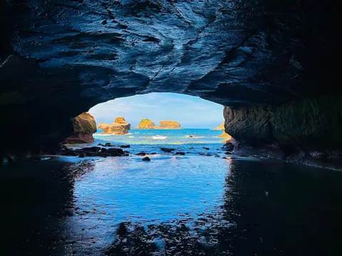 洞窟の窓から見る絶景の海