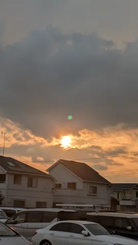 薄明かりに浮かぶ静かな街並み