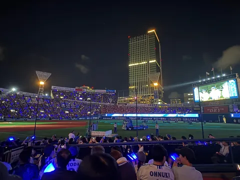 夜の球場に広がる青い灯